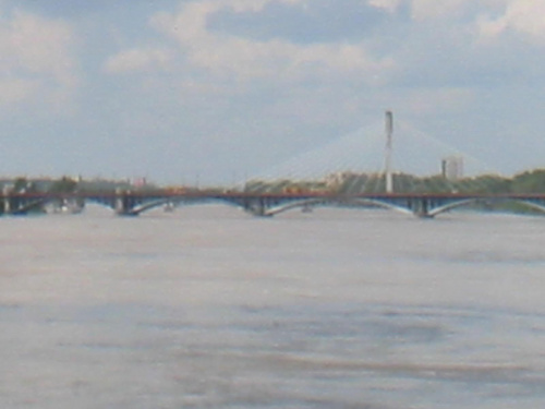 Most Poniatowskiego z dalekiej perspektywy. Niestety, zoom cyfrowy... Ale widać, jak wysoko jest woda. #PowódźWarszawa
