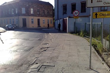 Pięknie tu...ile dziur...ale za rogiem jest NOWO ODDANA ULICA! SAM PAN WICEREZYDENT OTWIERAŁ! ALE NIESTETY...OKŁAMALI GO! ULICA NIEDOSTĘPNA DLA ŚMIERTELNIKÓW! JAK DŁUGO JESZCZE NAS TAK BĘDĄ OKŁAMYWAĆ? #Architektura