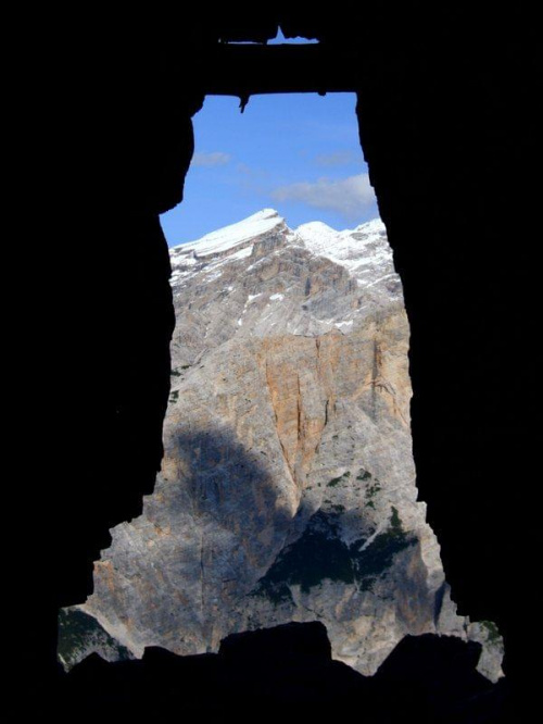 świat widziany przez okienko (najczęściej z głębi jaskini albo sztolni) - tu widok z Tofane na Cristalllo #Dolomity #Tofane #Cristallo