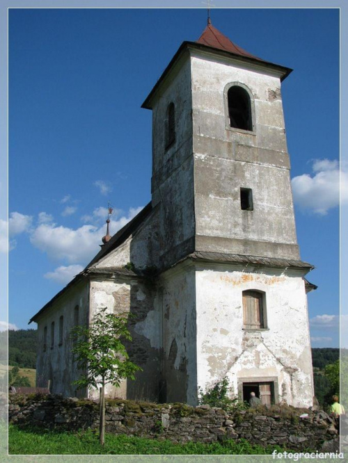 kościół w polu pomiędzy Bartosovicami a Neratovem ( Czechy)- piękny z każdej strony...