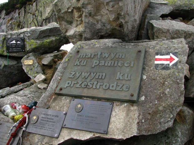 Na czerwonym szlaku Symboliczny cmentarz ofiar gór_maj 2010 #KociąłŁomniczki #cmentarz #góry #Karkonosze #Śnieżka