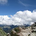 Poniżej buta: Jaworowe Szczyty, Ostry Szczyt, Mały Lodowy i Lodowa Przełęcz, przed nimi Młynarz #Góry #Tatry #SzpiglasowyWierch