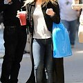 Ashley getting drinks at Starbucks in NYC-paparazzi sierpień 2008