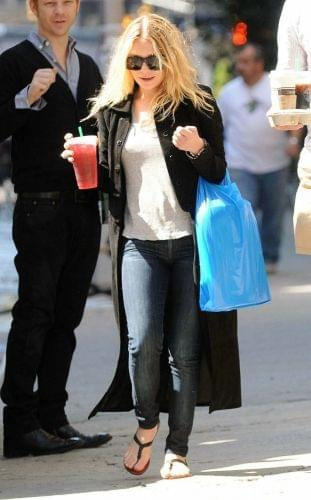 Ashley getting drinks at Starbucks in NYC-paparazzi sierpień 2008