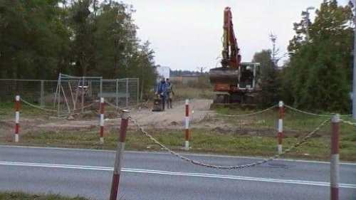 05.10.2010.budowa ścieżki rowerowej,w miejscu dawnego przystanku kolejki wąskotorowej milicz-zamek,widok w kier.zachodnim,i dalej na sułów.