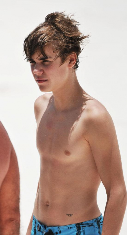 Justin Bieber - shirt off:D