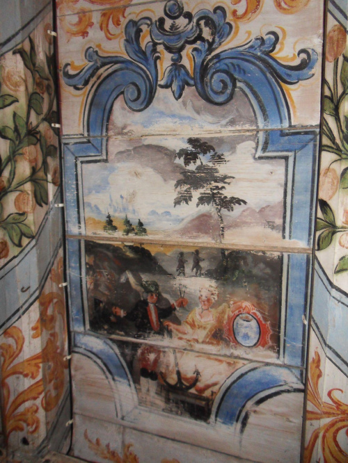Fragment barokowego sufitu na dworze w Mniszkowie przedstawiający hrabiego von Redena,właściciela pałacu w Bukowcu jako Nadgórnika #Dwór #Mniszków