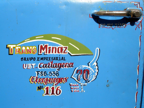 Cienfuegos - wygląda na ręcznie malowaną reklama na drzwiach samochodu