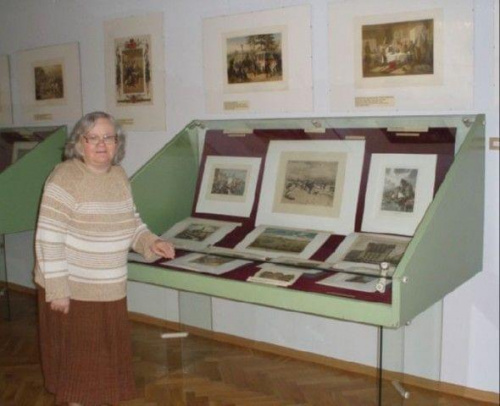 Mgr Ewa Czerniakowska przy gablocie z grafiką (Wystawa "Nowe nabytki Zbiorów Specjalnych" w BG PAN, 26 XI 2010).