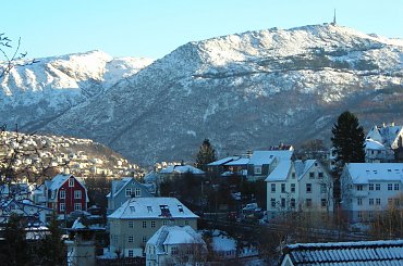 Bergen Norwegia. Góra Urlyken w tle. #norwegia #krajobraz #bergen #widoki #podróże #góry #morze