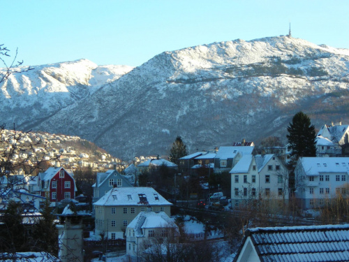 Bergen Norwegia. Góra Urlyken w tle. #norwegia #krajobraz #bergen #widoki #podróże #góry #morze
