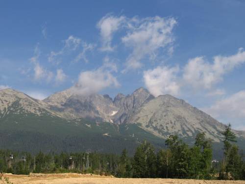 Od lewej: Wielka Łomnicka Baszta, Łomnicka Przełęcz, Łomnicka Kopa, Łomnica (w chmurach), Widły, Kieżmarski Szczyt, Huncowski Szczyt #Góry #Tatry