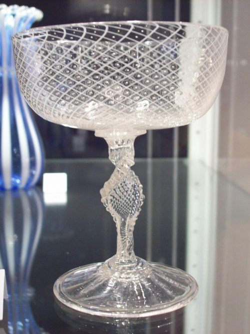 Kryształowy kielich-jeden z eksponatów w Muzeum Karkonoskim w Jeleniej Górze. #muzeum #JeleniaGóra #kieliszek