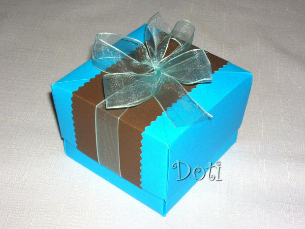 Niebieskie pudełko z brystolu #pudełko #papier #brystol