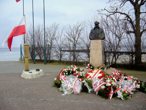 Pomnik gen. Hallera w Pucku kilka chwil po uroczystościach 89 rocznicy zaślubin Polski z morzem