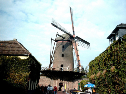 IX:2003 Xanten, Deutschland Dawna wieza obronna. Od ponad 400-tu lat czynny jeszcze czasami wiatrak.