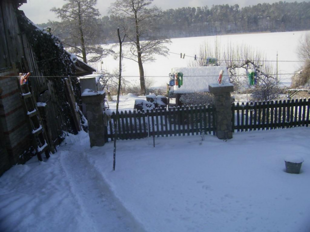 tunel przez podwórko 17.02.09 Następnego dnia zasypało !