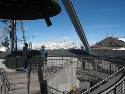 Dzwon pokoju - Kronplatz w Dolomitach, widok na Alpy.