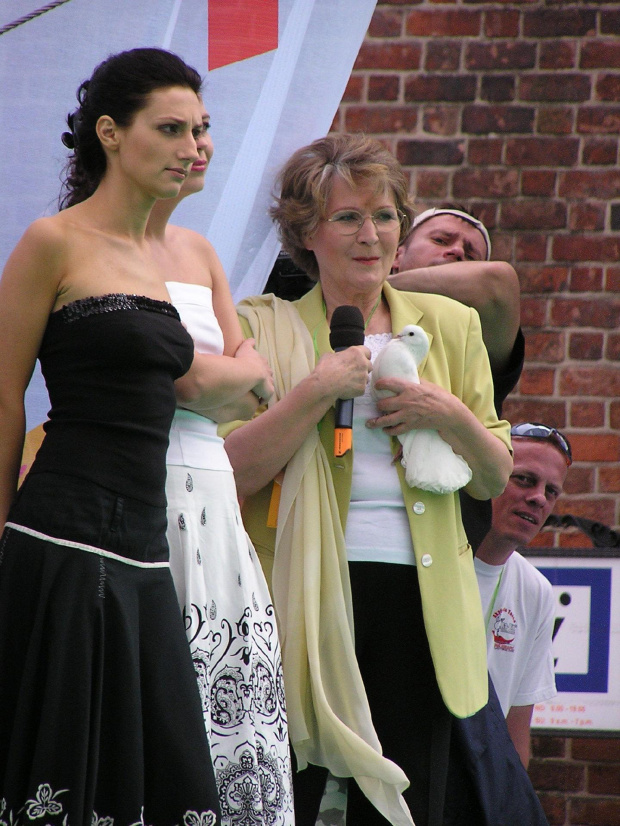Irena Santor przed wypuszczeniem gołąbka, symbolu rozpoczynającego się festiwalu #Kraków #festiwal #aktor #piosenkarz #piosenkarka