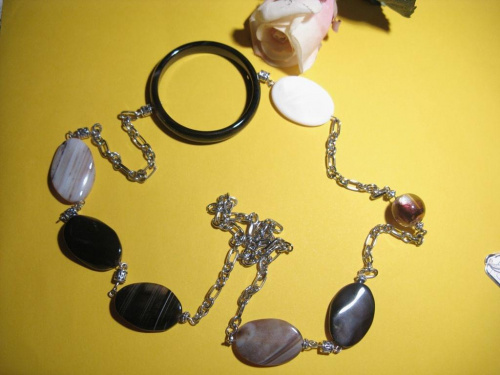 Wisior z agatów, onyxu, szkła weneckiego i masy perłowej