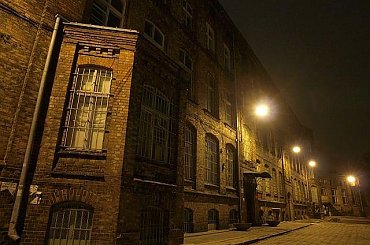 Wola #Warszawa #Wola #Prymasa #architektura #zabytkowa #stara #cegła #noc #lampy #olympus