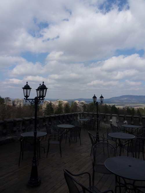 Taras zamkowej restauracji z widokiem na skalne miasto,jeden z ładniejszych widoków w Czechach.. #CzeskiRaj #zamki #Czechy #SkalneMiasto #hruboskalsko