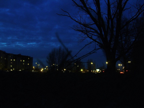 Myślę sobie, jesteś słaby, to patrz, to patrz....
A w myślach: #noc #miasto #las #ciemność