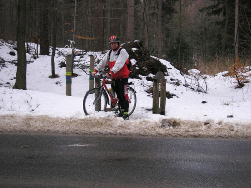 Przed zjazdem do Jedliny Zdrój.Tu zima nie chce łatwo ustąpić. #góry #rower