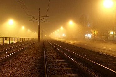 Warszawa we mgle #Warszawa #Wola #mgła #architektura #tramwaj #zabytkowa #stara #cegła #noc #lampy #olympus