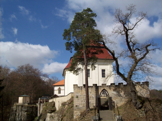 Zamek Valdstejn będący kiedyś własnością wielkiego czeskiego wodza wojny trzydziestoletniej Albrechta Valdstejna.. #Czechy #SkalneMiasto #hruboskalsko #ZamekValdstejn