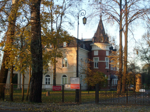 Pałac Hasbacha na białostockich Dojlidach w jesiennej scenerii #Hasbach #jesień #białystok #park