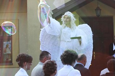 #anioły #szczudlarze #ślub #wesele #BańkiMydlane #PłatkiKwiatów #klauni #PłonąceNapisy #animatorzy #szczudła