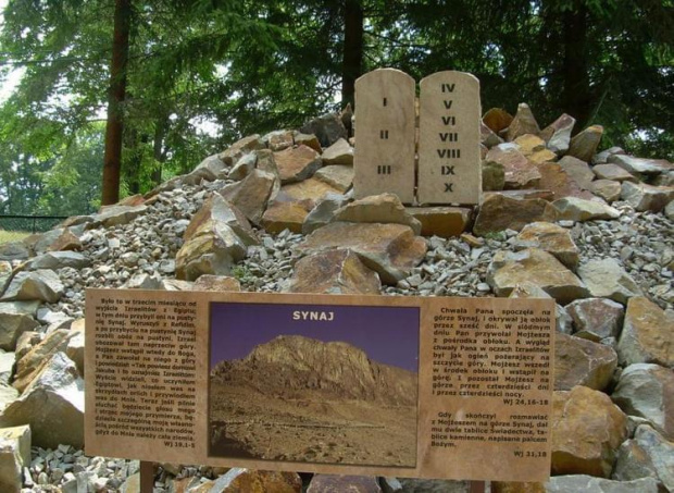 Góra Synaj , która wyróżnia się w całej kompozycji ogrodu. Jest ona kamienista , pozbawiona roślin , a na jej szczycie umieszczono dwie duże tablice kamienne z przykazaniami