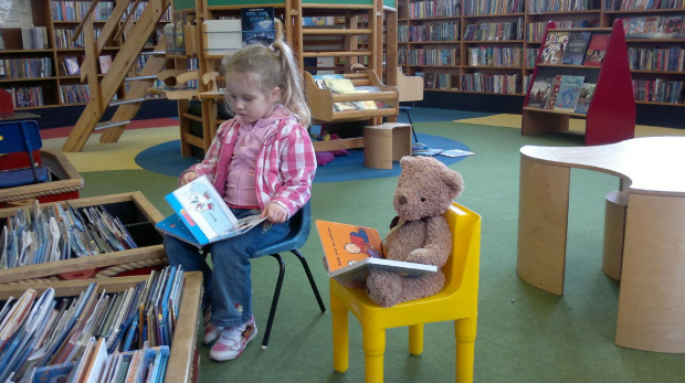 Z Teddym w bibliotece :)