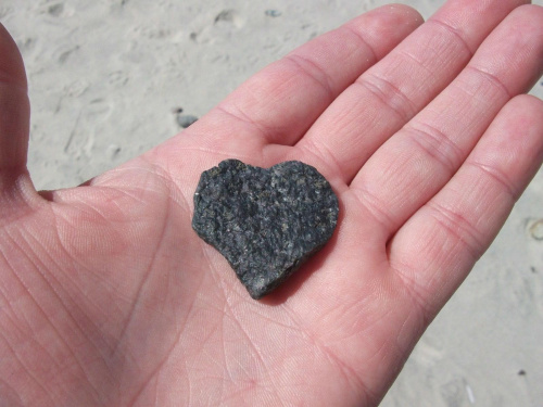Dosłownie"Serce na dłoni"....Tak potrafi w kamieniu wyrzeźbić woda :)))