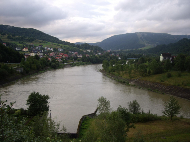 Rzeka Soła i widok na Górę Żar.
